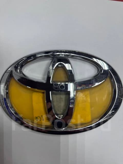Эмблема решётки радиатора Land Cruiser 100 02-05 / Ipsum 01-03