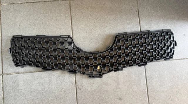 Решетка радиатора Vitz/Yaris 05-07/TW/Чёрн